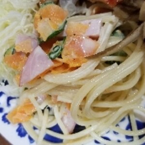 惣菜スパサラ♡リメイク♪たっぷりレタスとトマト添え